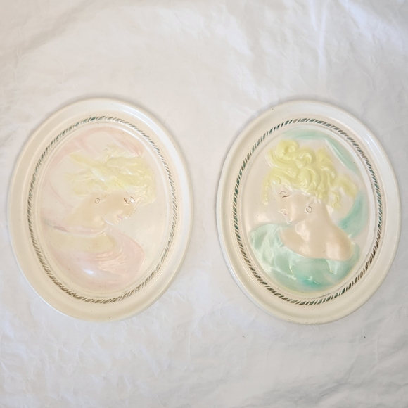 80s Victorian Cameo Wall Hangings - Picture 1 of 14